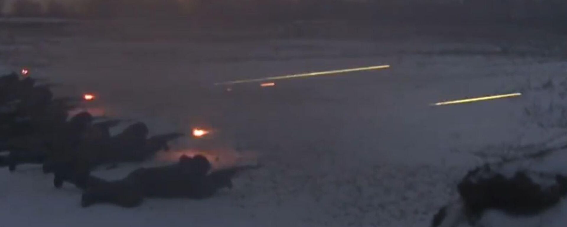 Formación de soldados rusos en tiro nocturno - Sputnik Mundo, 1920, 05.12.2022