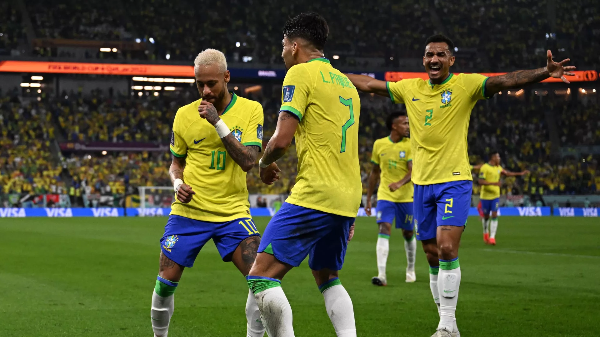 Los jugadores brasileños Neymar, Paqueta y Danilo celebran el cuarto gol sobre Corea del Sur en el Mundial de Catar 2022 Los jugadores brasileños Neymar, Paqueta y Danilo celebran el cuarto gol sobre Corea del Sur en el Mundial de Catar 2022 - Sputnik Mundo, 1920, 05.12.2022