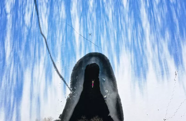 En el norte de China también hay nieve y hielo y las aguas están parcialmente cubiertas de hielo.En la foto: un aficionado a la natación de invierno nada en un lago de la provincia de Liaoning, en el noreste de China. En el norte de China también hay nieve y hielo y las aguas están parcialmente cubiertas de hielo.En la foto: un aficionado a la natación de invierno nada en un lago de la provincia de Liaoning, en el noreste de China. - Sputnik Mundo