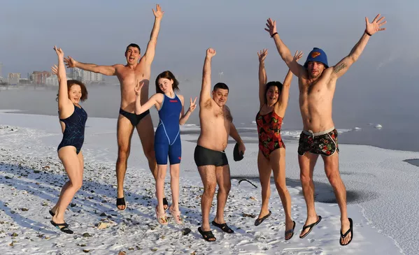 El invierno está en su apogeo en Siberia, en Rusia. Las heladas alcanzan en muchos lugares los 30 grados bajo cero.En la foto: miembros del club de natación de invierno Megapolus de Krasnoyarsk tras nadar en el río Yeniséi a 27 grados bajo cero El invierno está en su apogeo en Siberia, en Rusia. Las heladas alcanzan en muchos lugares los 30 grados bajo cero.En la foto: miembros del club de natación de invierno Megapolus de Krasnoyarsk tras nadar en el río Yeniséi a 27 grados bajo cero - Sputnik Mundo