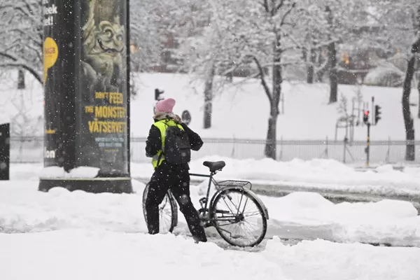 El sur de Suecia registró fuertes nevadas a finales de noviembre.En la foto: una residente de Estocolmo en una calle de la ciudad tras una nevada. El sur de Suecia registró fuertes nevadas a finales de noviembre.En la foto: una residente de Estocolmo en una calle de la ciudad tras una nevada. - Sputnik Mundo