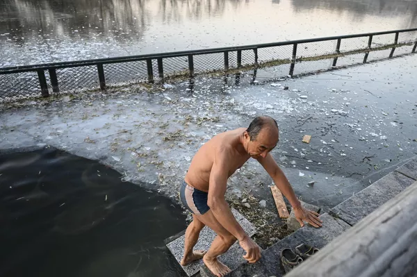 Un aficionado a la natación de invierno en el parque Shichahai de Pekín (China). Un aficionado a la natación de invierno en el parque Shichahai de Pekín (China). - Sputnik Mundo