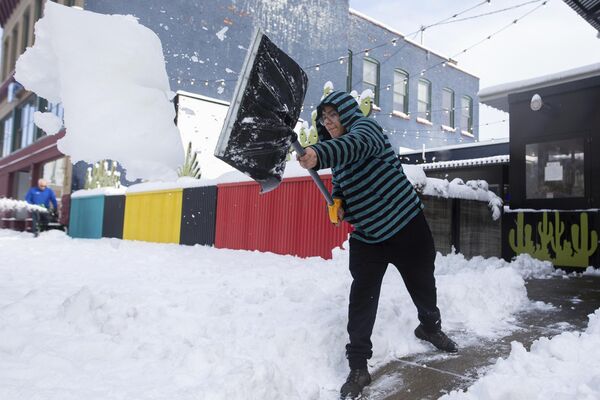 Una tormenta de nieve azotó el estado de Nueva York en la segunda quincena de noviembre. En muchos distritos, los bancos de nieve superaban el medio metro de altura.En la foto: la remoción de nieve en Buffalo, Nueva York, Estados Unidos. - Sputnik Mundo