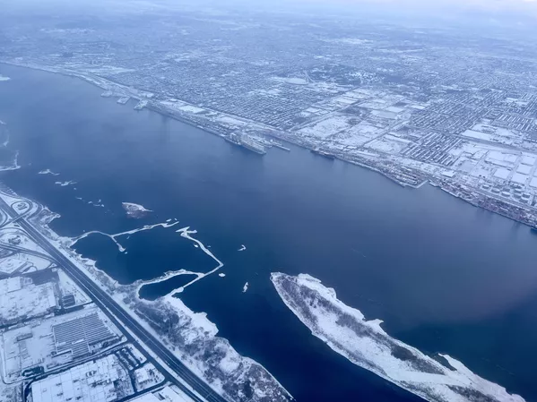 En la mayor parte de Canadá, el invierno hizo acto de presencia con temperaturas más bajas y nevadas.En la foto: una imagen aérea de Montreal, Canadá, cubierta de nieve. En la mayor parte de Canadá, el invierno hizo acto de presencia con temperaturas más bajas y nevadas.En la foto: una imagen aérea de Montreal, Canadá, cubierta de nieve. - Sputnik Mundo