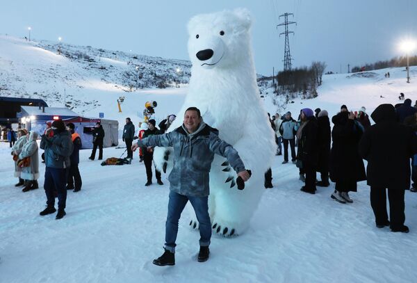 En la región de Múrmansk, en el norte de Rusia, el tiempo es perfecto para los amantes del esquí: ligeros fríos y mucha nieve.En la foto: campista en la estación de esquí Bolshoi Vudyavr, en Kirovsk, región de Múrmansk. - Sputnik Mundo