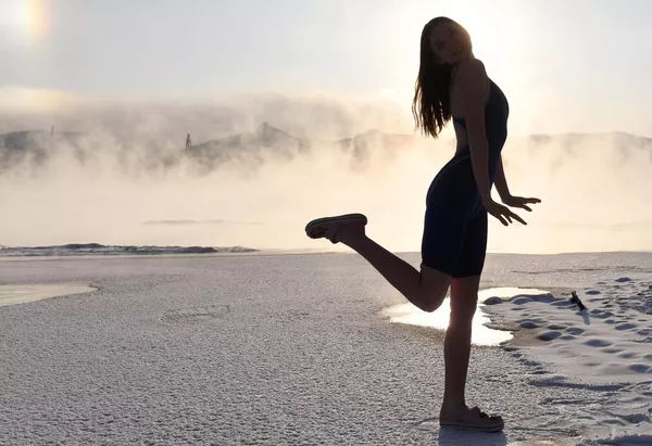 Una miembro del club de natación de invierno Megapolus de Krasnoyarsk posa tras nadar en el río Yeniséi a 27 grados bajo cero. Una miembro del club de natación de invierno Megapolus de Krasnoyarsk posa tras nadar en el río Yeniséi a 27 grados bajo cero. - Sputnik Mundo