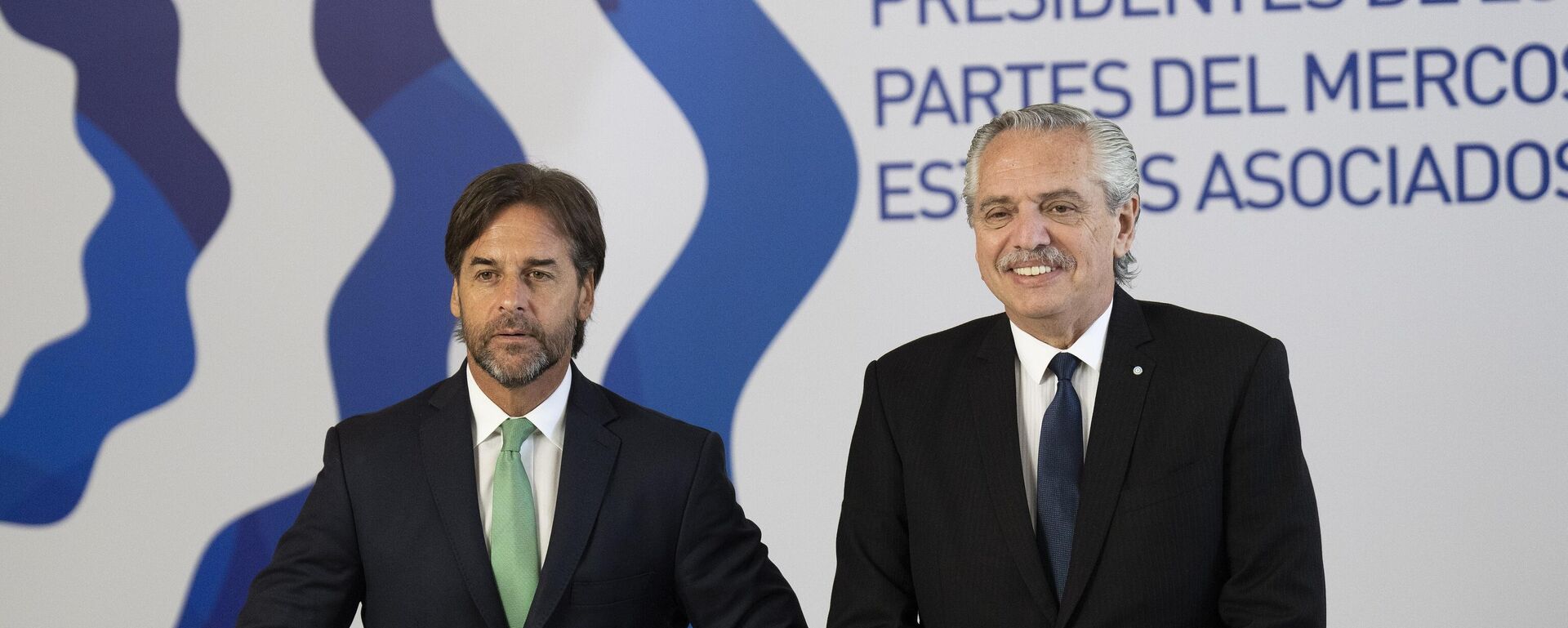Los presidentes de Uruguay, Luis Lacalle Pou, y de Argentina, Alberto Fernández, durante la Cumbre del Mercosur de diciembre de 2022 en Montevideo - Sputnik Mundo, 1920, 06.12.2022