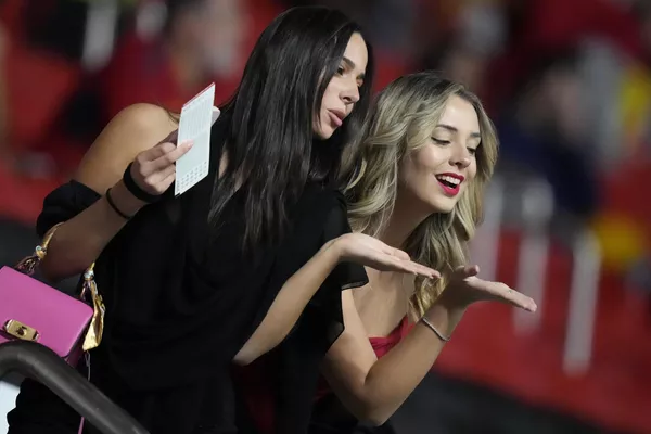 Las hinchas en el estadio Al Bayt de Al Jor antes del partido de la fase de grupos entre España y Alemania. El partido terminó en empate 1-1. - Sputnik Mundo