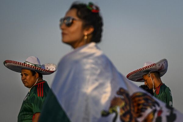 Una aficionada mexicana antes del partido de la fase de grupos en el que la selección mexicana empató con Polonia (0-0). - Sputnik Mundo