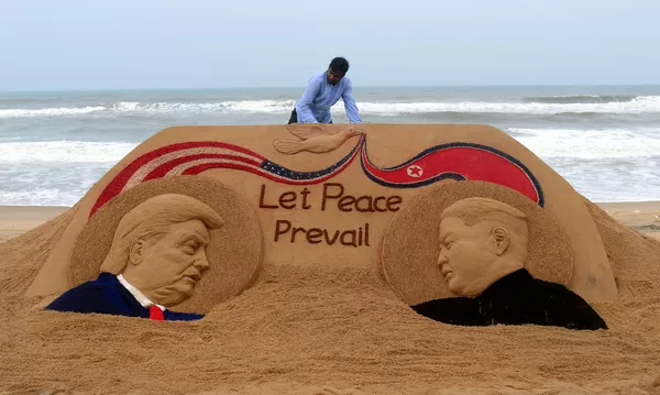Esculturas de arena del presidente de EEUU, Donald Trump, y del líder norcoreano, Kim Jong-un, creadas por el artista indio Sudarshan Pattnaik antes de la cumbre entre EEUU y Corea del Norte de 2018. Esculturas de arena del presidente de EEUU, Donald Trump, y del líder norcoreano, Kim Jong-un, creadas por el artista indio Sudarshan Pattnaik antes de la cumbre entre EEUU y Corea del Norte de 2018. - Sputnik Mundo