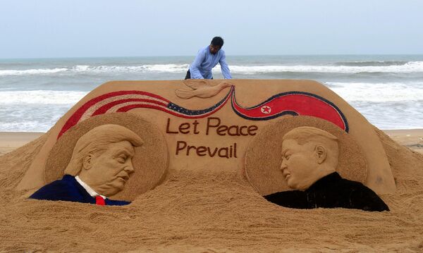 Esculturas de arena del presidente de EEUU, Donald Trump, y del líder norcoreano, Kim Jong-un, creadas por el artista indio Sudarshan Pattnaik antes de la cumbre entre EEUU y Corea del Norte de 2018. - Sputnik Mundo