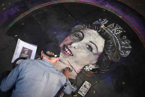 En las losas de la Plaza de Trafalgar un artista callejero dibuja con tiza un retrato de la recientemente fallecida reina Isabel II de Gran Bretaña. En las losas de la Plaza de Trafalgar un artista callejero dibuja con tiza un retrato de la recientemente fallecida reina Isabel II de Gran Bretaña. - Sputnik Mundo