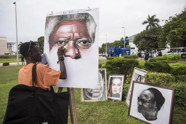 Un artista pinta un retrato del Secretario General de la ONU, Kofi Annan, a la entrada del Centro Internacional de Convenciones de Accra (Ghana), donde se depositó su féretro. Un artista pinta un retrato del Secretario General de la ONU, Kofi Annan, a la entrada del Centro Internacional de Convenciones de Accra (Ghana), donde se depositó su féretro. - Sputnik Mundo