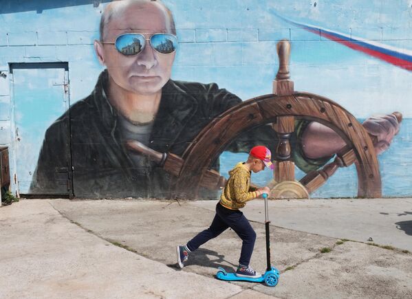 Grafiti con la imagen del presidente ruso, Vladímir Putin, en el malecón de Yalta, Crimea. - Sputnik Mundo