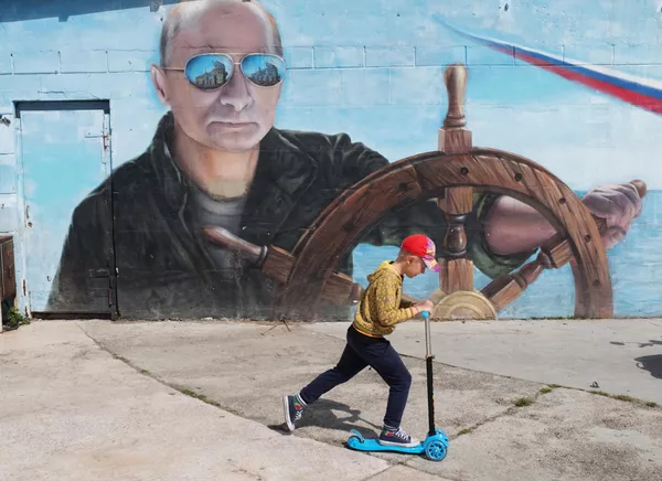 Grafiti con la imagen del presidente ruso, Vladímir Putin, en el malecón de Yalta, Crimea. Grafiti con la imagen del presidente ruso, Vladímir Putin, en el malecón de Yalta, Crimea. - Sputnik Mundo