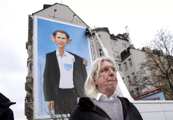 El célebre dibujante austriaco Gerhard Haderer junto a su póster que representa al ex canciller federal Sebastian Kurz en Viena. El célebre dibujante austriaco Gerhard Haderer junto a su póster que representa al ex canciller federal Sebastian Kurz en Viena. - Sputnik Mundo
