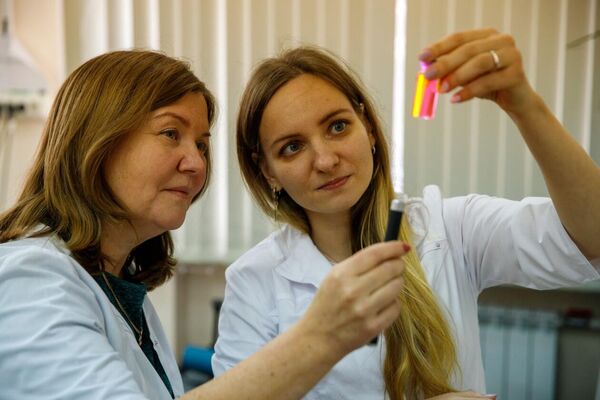 Los científicos del laboratorio estudian las posibilidades de &#x27;entrecruzar&#x27; químicamente una molécula de biopolímero con moléculas de &#x27;luciérnaga&#x27; para simplificar el seguimiento y la administración dirigida a órganos y tejidos. - Sputnik Mundo