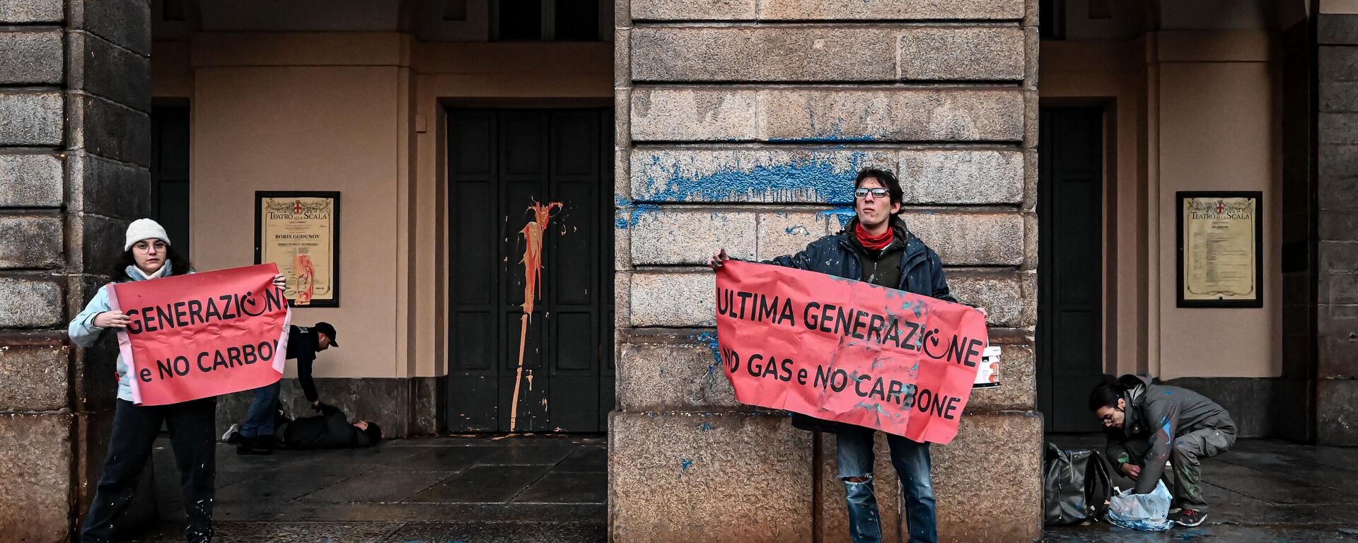 Ecoactivistas arrojan pintura a fachada de La Scala - Sputnik Mundo, 1920, 07.12.2022