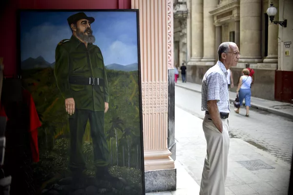 Retrato del líder de la Revolución cubana, Fidel Castro, en la entrada principal del Museo Nacional de los Comités de Defensa de la Revolución en La Habana. Retrato del líder de la Revolución cubana, Fidel Castro, en la entrada principal del Museo Nacional de los Comités de Defensa de la Revolución en La Habana. - Sputnik Mundo