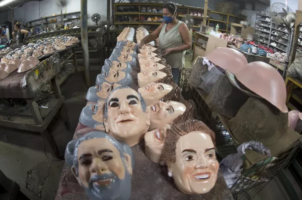 En muchos países del mundo, especialmente en los que se suelen celebrar carnavales a gran escala, son muy populares las máscaras de políticos famosos o enormes muñecas que los representan.En la foto: fabricación de máscaras de Dilma Rousseff y Luiz Inacio Lula Da Silva, que fueron presidentes de Brasil en distintas épocas, en San Gonzalo, cerca de Río de Janeiro. En muchos países del mundo, especialmente en los que se suelen celebrar carnavales a gran escala, son muy populares las máscaras de políticos famosos o enormes muñecas que los representan.En la foto: fabricación de máscaras de Dilma Rousseff y Luiz Inacio Lula Da Silva, que fueron presidentes de Brasil en distintas épocas, en San Gonzalo, cerca de Río de Janeiro. - Sputnik Mundo
