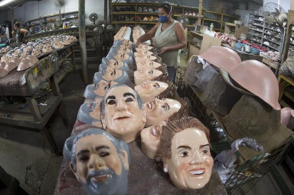 En muchos países del mundo, especialmente en los que se suelen celebrar carnavales a gran escala, son muy populares las máscaras de políticos famosos o enormes muñecas que los representan.En la foto: fabricación de máscaras de Dilma Rousseff y Luiz Inacio Lula Da Silva, que fueron presidentes de Brasil en distintas épocas, en San Gonzalo, cerca de Río de Janeiro. - Sputnik Mundo
