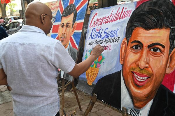 La patria histórica de Rishi Sunak acogió calurosamente su nombramiento como primer ministro británico.En la foto: Sagar Kambli, profesor de una escuela de arte de Mumbai, trabaja en un retrato del nuevo jefe de Gobierno británico. - Sputnik Mundo