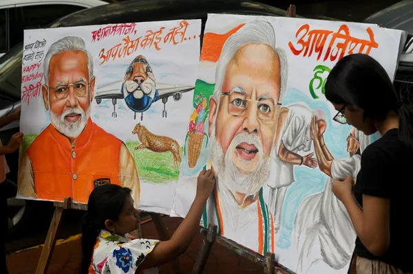 Alumnos de una escuela de arte de Bombay pintan retratos del primer ministro indio, Narendra Modi, en ocasión de su cumpleaños. Alumnos de una escuela de arte de Bombay pintan retratos del primer ministro indio, Narendra Modi, en ocasión de su cumpleaños. - Sputnik Mundo