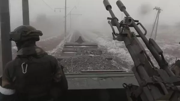 Un tren blindado ruso en la zona de combate en Ucrania - Sputnik Mundo