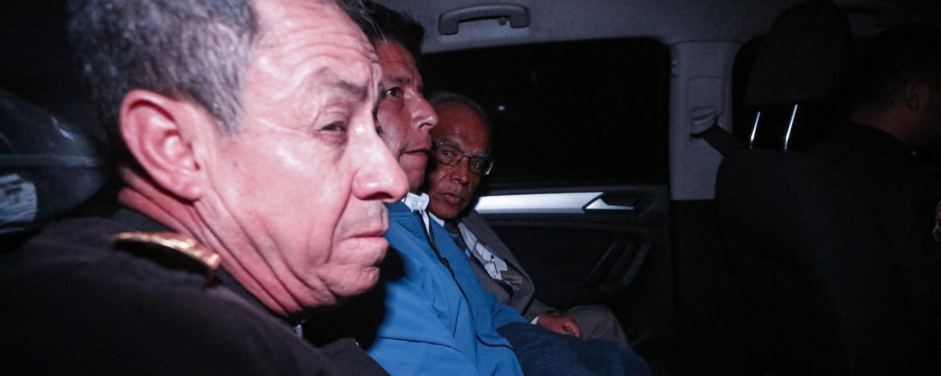 Peru's former President Pedro Castillo (C) is seen inside a police car on December 7, 2022 Peru's former President Pedro Castillo (C) is seen inside a police car on December 7, 2022 - Sputnik Mundo, 1920, 08.12.2022