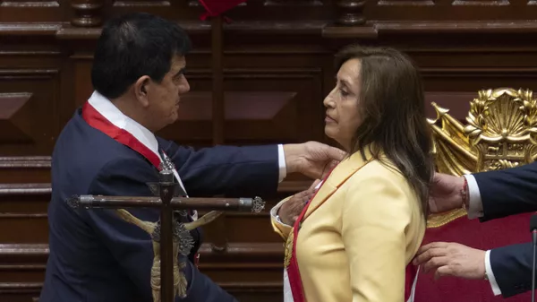 President of the Peruvian Congress Jose Williams Zapata swears in Dina Boluarte as the new President - Sputnik Mundo