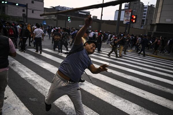 La destitución del presidente peruano Pedro Castillo causó disturbios generalizados en la capital del país. Los partidarios del expresidente salieron a la calle exigiendo su liberación y la disolución del Congreso. - Sputnik Mundo