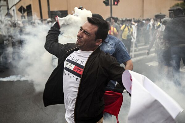 La policía reaccionó con gases lacrimógenos. - Sputnik Mundo