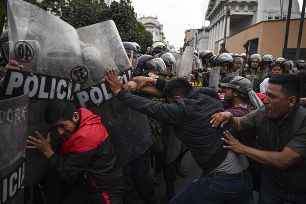 En Huancavelica, un grupo de manifestantes registró una protesta y exigió nuevas elecciones presidenciales. Lo mismo ocurre en las ciudades de Trujillo y Huancayo.En la foto: enfrentamientos entre partidarios de Pedro Castillo y la policía en Lima. - Sputnik Mundo