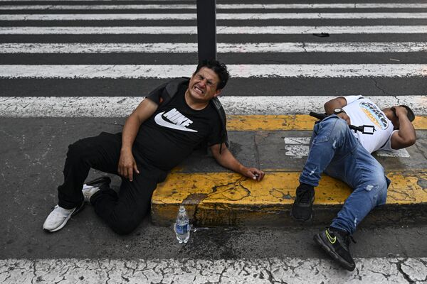 La vicepresidenta de Perú, Dina Boluarte, juró el cargo presidencial, convirtiéndose en la primera mujer del país en ocupar la más alta magistratura del Estado.En la foto: manifestantes heridos por gases lacrimógenos de la policía. - Sputnik Mundo