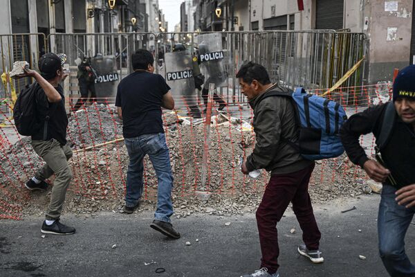 Los manifestantes arrojaron piedras a los agentes del orden y a la carretera. - Sputnik Mundo