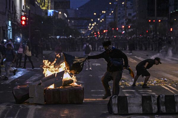 El expresidente es acusado de organizar una rebelión. Se enfrenta a una pena de hasta 20 años de prisión. Foto: los partidarios de Pedro Castillo que exigen su liberación encienden una hoguera en una calle del centro de Lima. - Sputnik Mundo