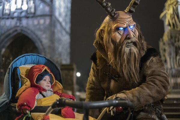 Un participante del desfile del Día de San Nicolás en Praga, República Checa. - Sputnik Mundo