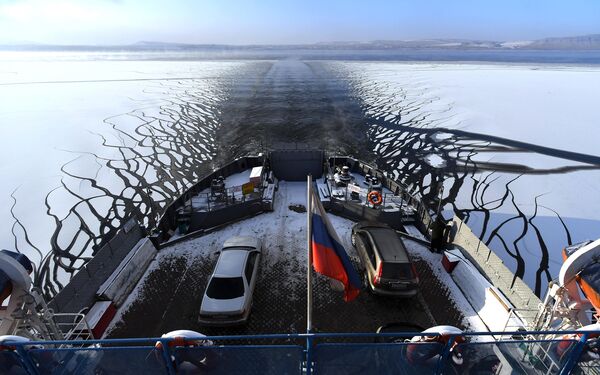 Un ferri cruza el río Yeniséi en la región rusa de Krasnoyarsk, donde las temperaturas alcanzaron los 24 grados bajo cero. - Sputnik Mundo