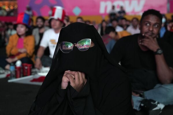 Una mujer mira el partido de la Copa del Mundo entre Japón y Croacia en la 'fanzone' de Doha, Сatar. - Sputnik Mundo