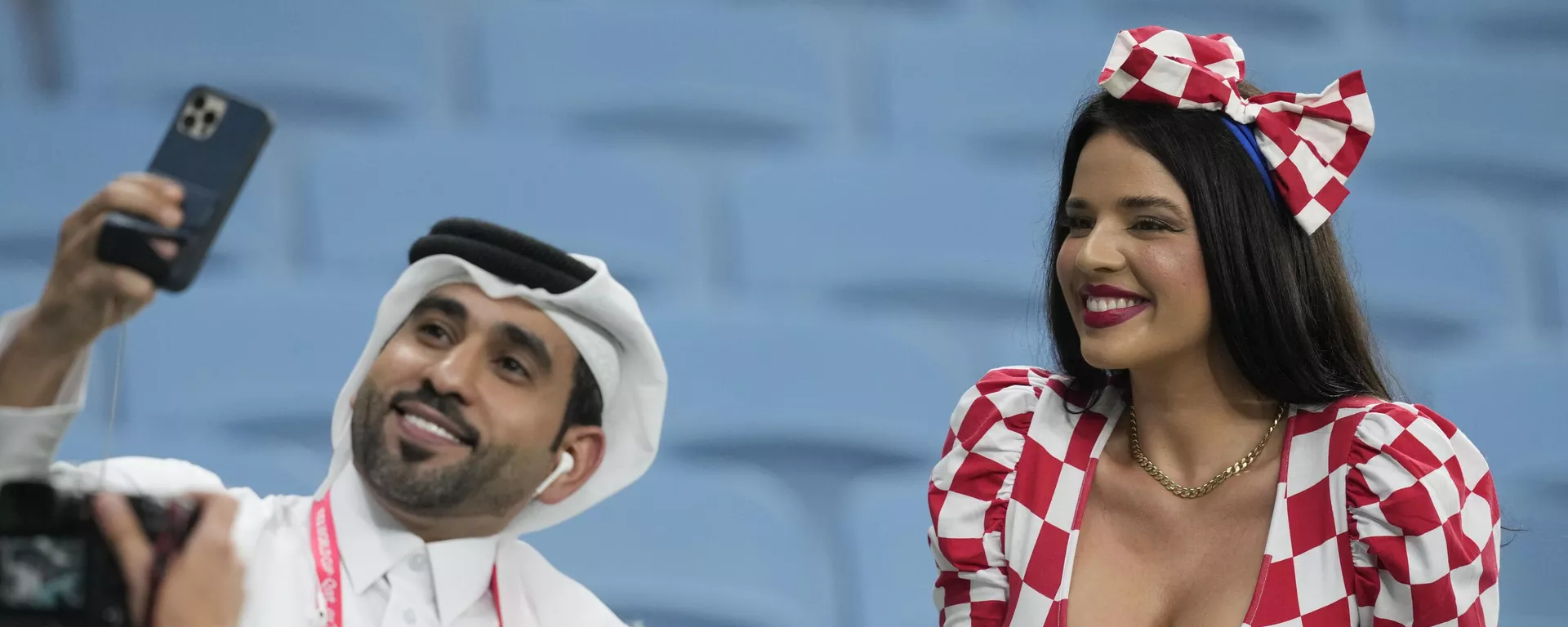 Dos hinchas se toman una selfi antes del partido de octavos de final entre Japón y Croacia en el estadio Al Janoub de Al Wakrah, Catar. - Sputnik Mundo, 1920, 13.12.2022