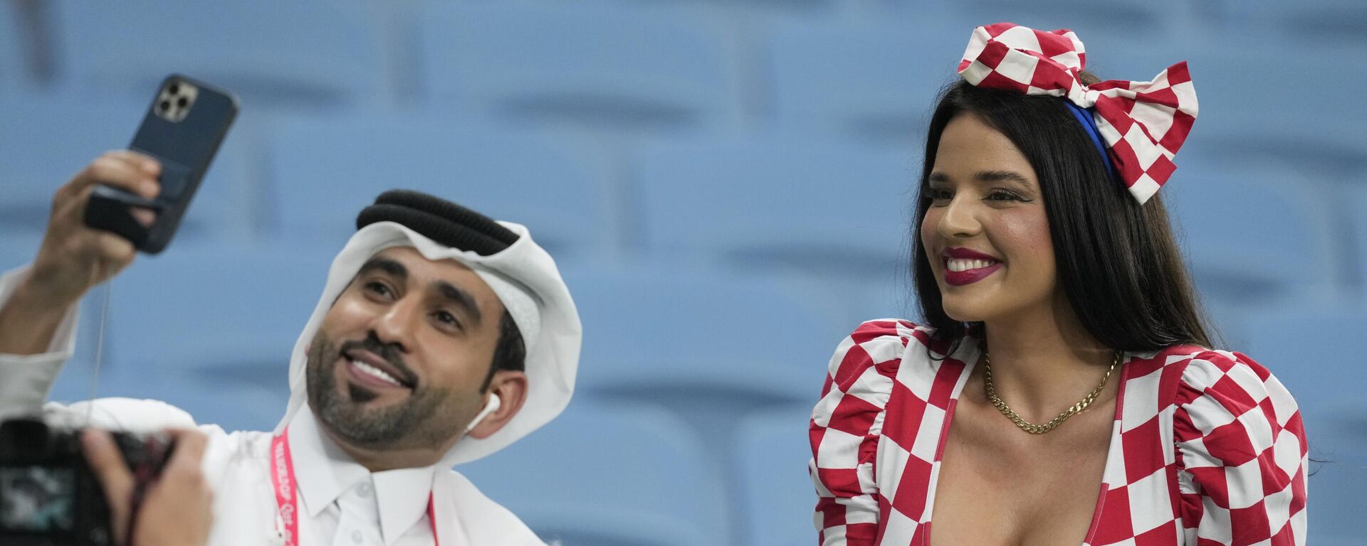 Dos hinchas se toman una selfi antes del partido de octavos de final entre Japón y Croacia en el estadio Al Janoub de Al Wakrah, Catar. - Sputnik Mundo, 1920, 13.12.2022