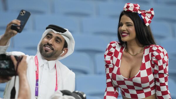 Dos hinchas se toman una selfi antes del partido de octavos de final entre Japón y Croacia en el estadio Al Janoub de Al Wakrah, Catar. - Sputnik Mundo