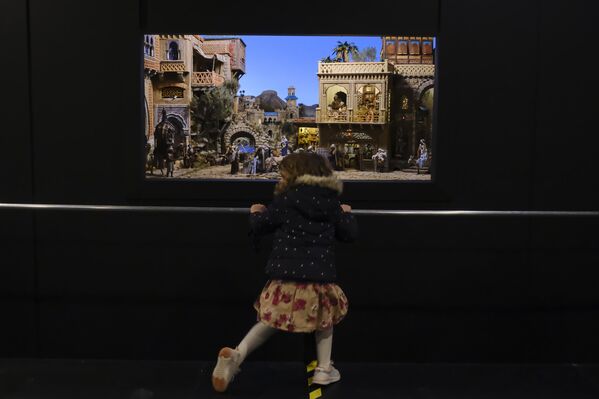 Un niño delante de un belén en Pamplona, España. - Sputnik Mundo