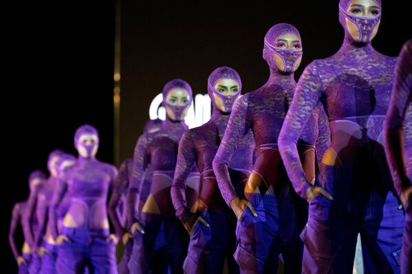 Modelos presentan la colección de Romina Palmisano, empresaria de la marca Gran Turismo, durante la semana de la moda Hesperia WTC Valencia en Venezuela. - Sputnik Mundo