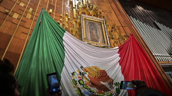 La gente se congrega en la Basílica de Guadalupe, el templo religioso dedicado a la Virgen de Guadalupe, una de las figuras católicas más veneradas del mundo - Sputnik Mundo