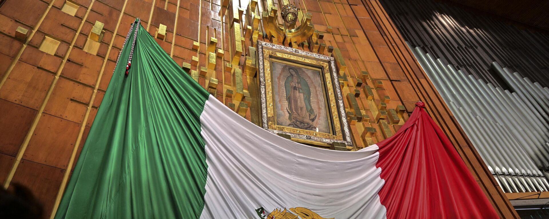 La gente se congrega en la Basílica de Guadalupe, el templo religioso dedicado a la Virgen de Guadalupe, una de las figuras católicas más veneradas del mundo - Sputnik Mundo, 1920, 09.12.2022