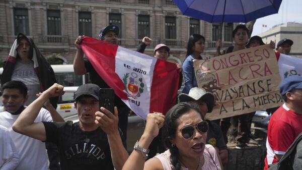 Manifestantes peruanos protestan frente al Congreso y exigen elecciones generales  - Sputnik Mundo