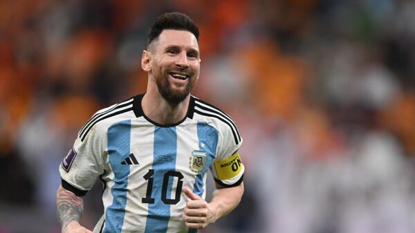 El delantero argentino Lionel Messi celebra la victoria de su equipo en el partido de cuartos de final del Mundial entre Paises Bajos y Argentina, 9 de diciembre de 2022  - Sputnik Mundo