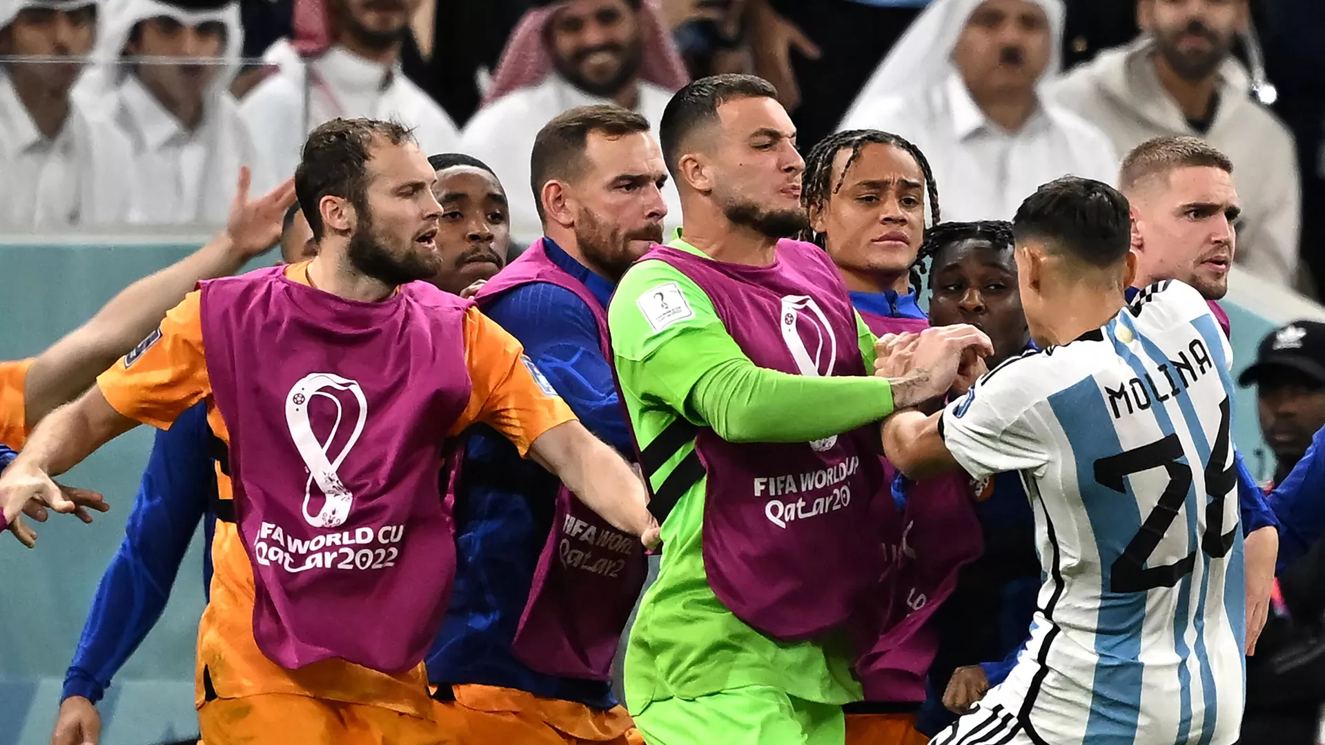 Jugadores discuten durante el partido de fútbol de cuartos de final de la Copa Mundial Qatar 2022 entre los Países Bajos y Argentina en el estadio Lusail, al norte de Doha, el 9 de diciembre de 2022