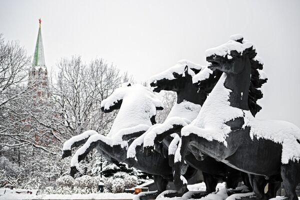 Los monumentos cubiertos de nieve en Moscú. - Sputnik Mundo